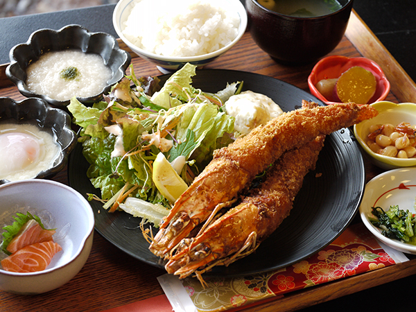 大きい海老フライ定食